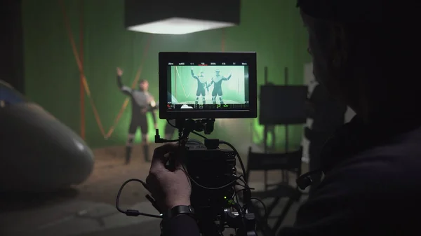 Cameraman filmando uma cena para um filme de ficção científica — Fotografia de Stock