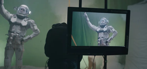 Girare una scena con un astronauta e la troupe che festeggia — Foto Stock