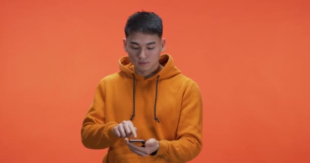 Young man hand gesturing with phone — Stockvideo