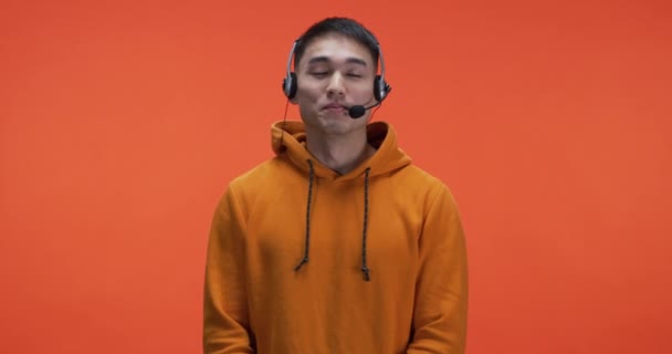 Joven usando auriculares — Stok video