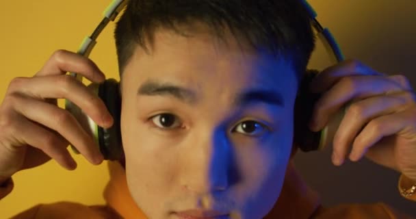 Anak muda mendengarkan musik dengan headphone — Stok Video