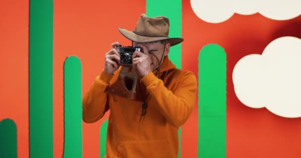 Joven fotógrafo huyendo de la tormenta — Vídeos de Stock