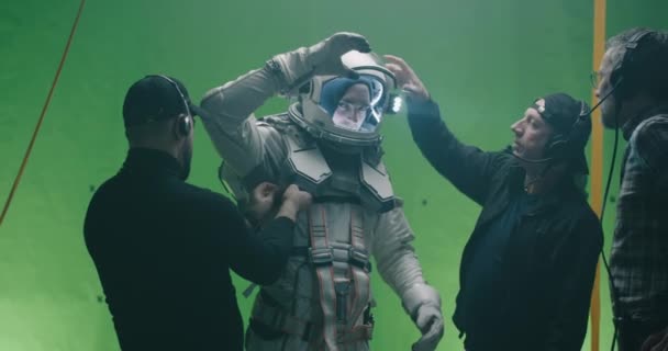 Crew members dressing an actor and giving him drink — Stok video