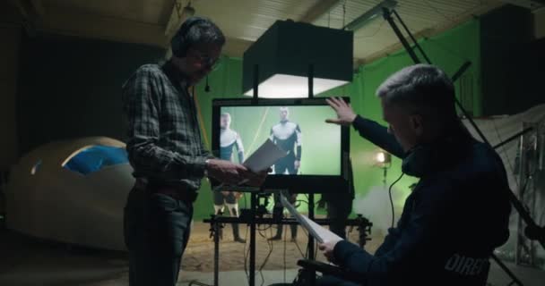 Режиссёр дает инструкции съемочной группе — стоковое видео