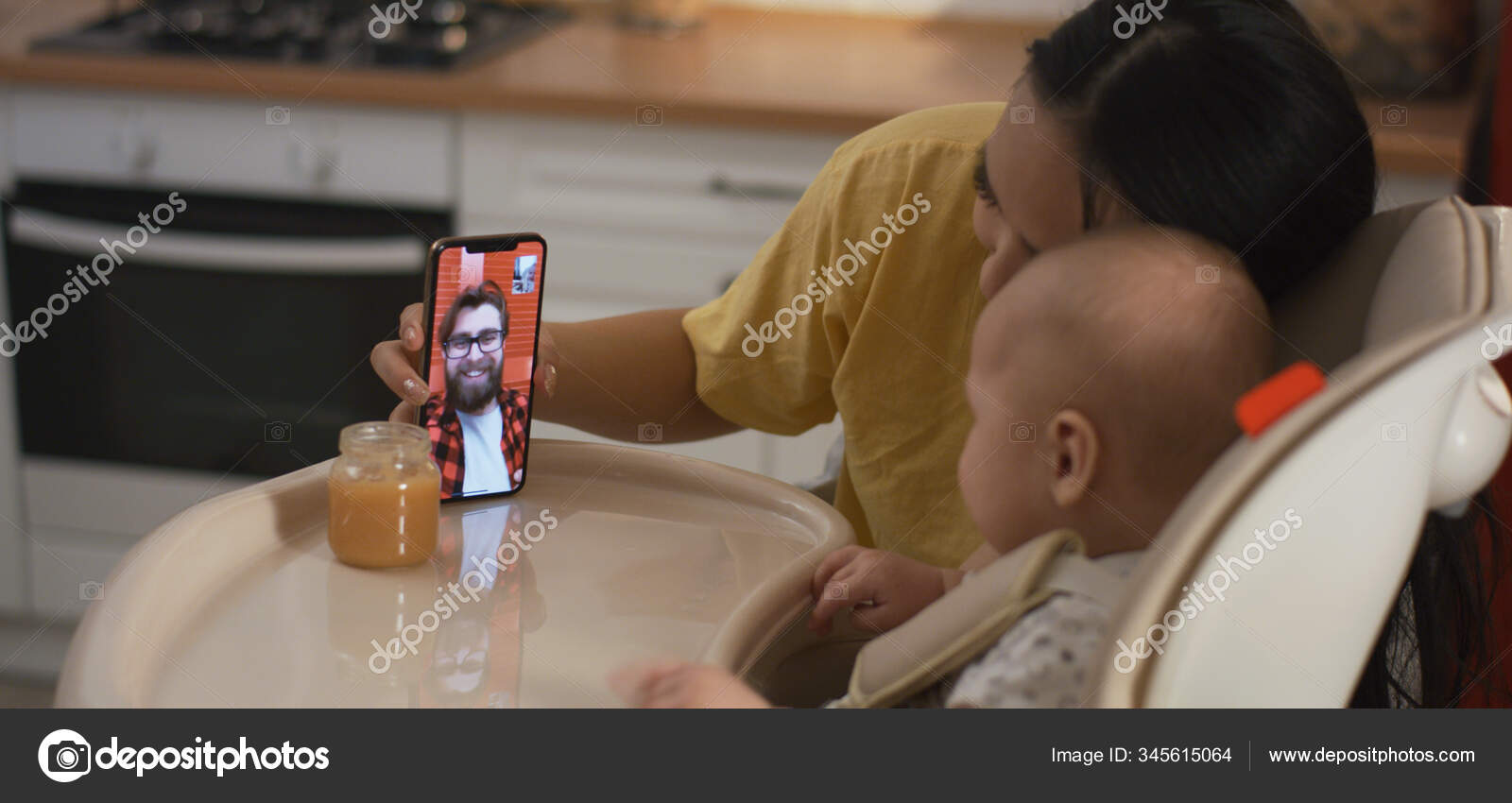 Mom and baby having video call with dad — Stock Photo