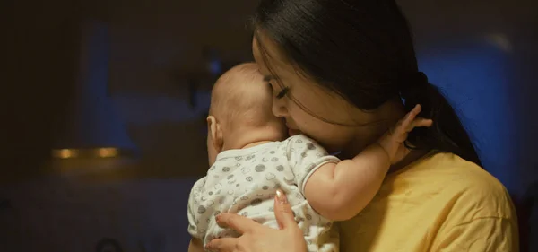 Mutter versucht ihr Baby zu ernähren — Stockfoto