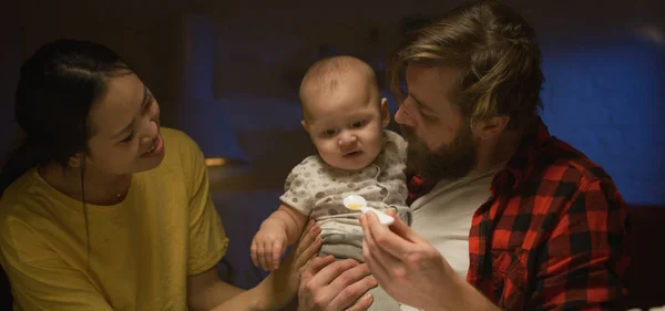 Parents leaving their baby with a babysitter — Zdjęcie stockowe