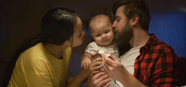 Parents leaving their baby with a babysitter — Stock Photo, Image