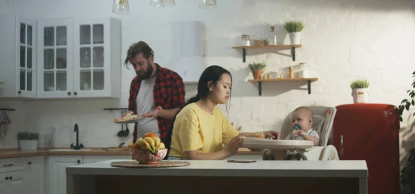 Pareja joven desayunando con su bebé — Foto de Stock