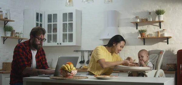 Pareja joven desayunando con su bebé — Foto de Stock