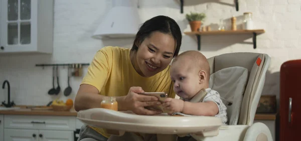 Father showing smartphone to baby — Stock Photo, Image