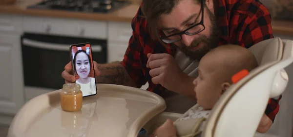 Tata i dziecko mają rozmowę wideo z mamą — Zdjęcie stockowe