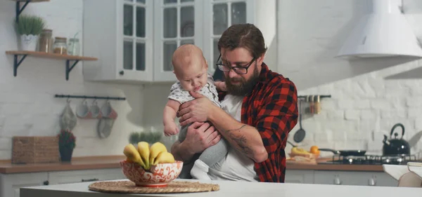 Junges Paar frühstückt mit Baby — Stockfoto