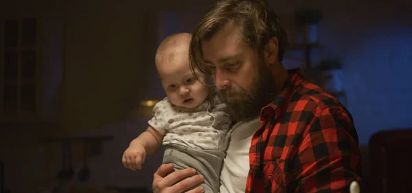 Pai alimentando um bebê à noite — Fotografia de Stock
