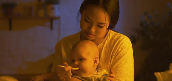 Mamá tratando de alimentar a su bebé — Foto de Stock