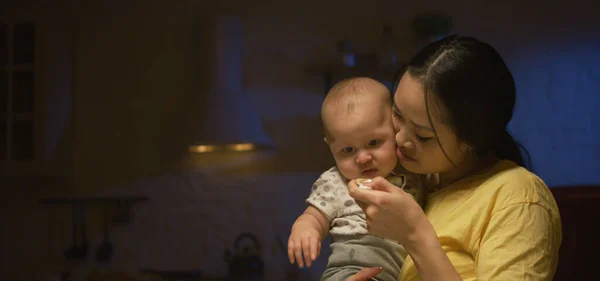 Moeder probeert te voeden haar baby — Stockfoto