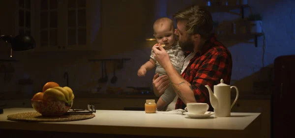 Jonge ouders die nachtelijke voedingstaken delen — Stockfoto