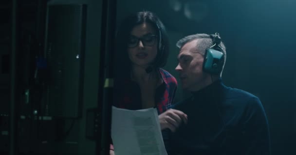 Réalisateur tenant le script et discutant avec un membre d'équipage 