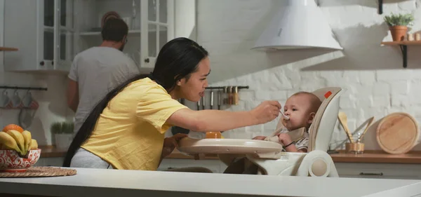 Mor matar sitt barn i köket — Stockfoto