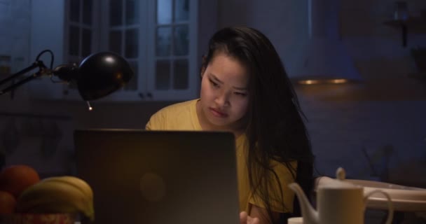 Jonge moeder met baby werken op laptop — Stockvideo