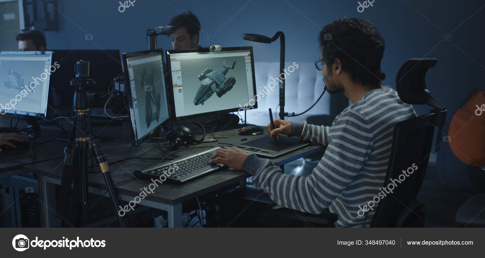 Artist digital care lucrează la grafica 3D — Fotografie © de stoc  EvgeniyShkolenko #348497040, image size:1600x850