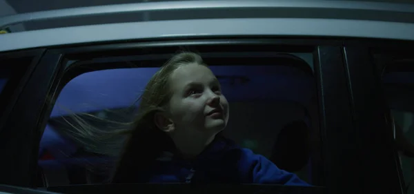 Chica inclinada por la ventana del coche — Foto de Stock