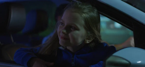 Girl leaning out car window — ストック写真