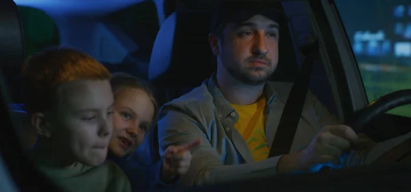 Man driving unsafely with children — ストック写真
