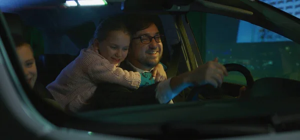 Père conduisant ses enfants à la maison la nuit — Photo
