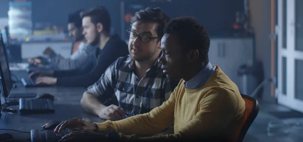 Programadores trabajando en una oficina común — Foto de Stock