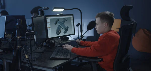 Niño trabajando en un modelo 3d en una oficina —  Fotos de Stock