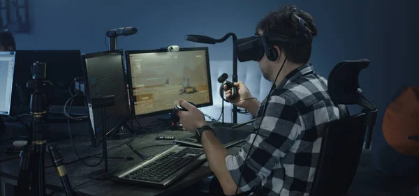 Developer playing a VR game or simulator — Stockfoto