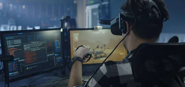 Pengembang memainkan permainan VR atau simulator — Stok Foto