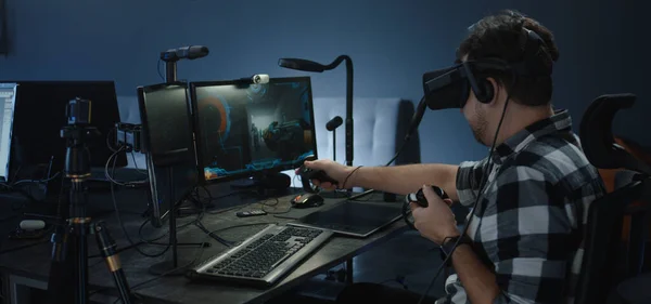 Developer playing a VR game or simulator — Stockfoto