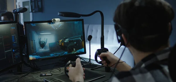 Developer playing a VR game or simulator — Stockfoto