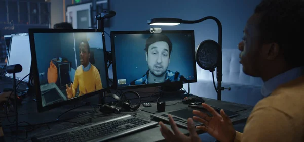 Graphic designers discussing via a video call — Stockfoto