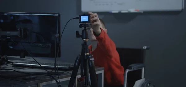 Boy in wheelchair recording a video for vlog — Stockfoto