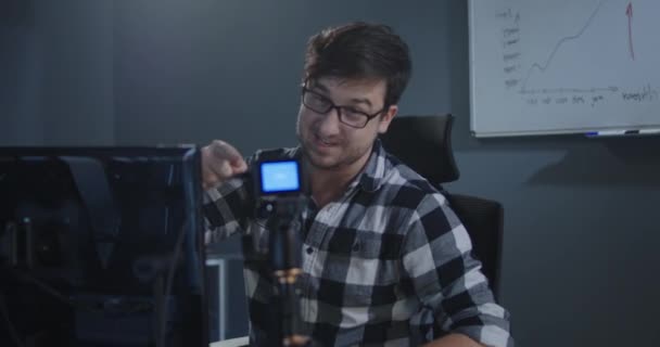 Man recording a vlog in office — Stok video