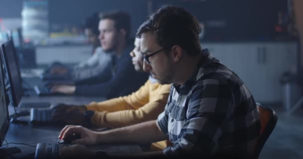 Programadores trabajando en una oficina común — Vídeo de stock