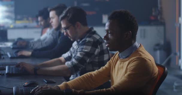 Programmeurs travaillant dans un bureau commun 