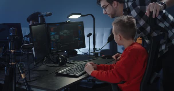 Child programmer getting instructions from colleague — Stok video