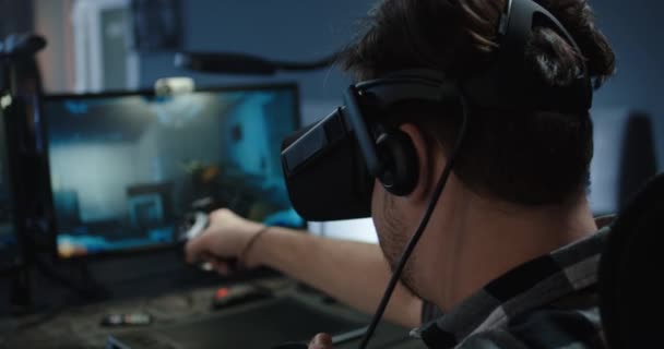 Desenvolvedor jogando um jogo de VR ou simulador — Vídeo de Stock