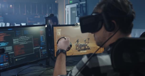 Desarrollador jugando un juego de realidad virtual o simulador — Vídeos de Stock