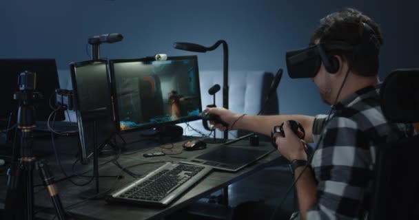 Developer playing a VR game or simulator — 图库视频影像