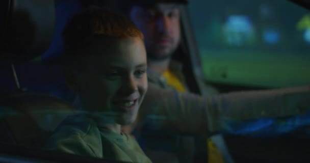 Padre e hijos hablando y saludando en coche — Vídeos de Stock