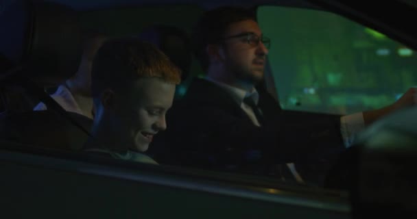 Father and children nodding to music in car — Stock videók