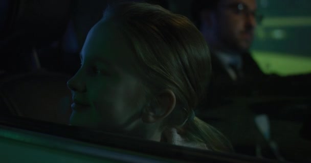 Девушка смотрит из окна машины и смеется — стоковое видео