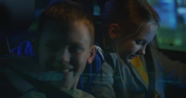 Homme conduisant mal avec des enfants 