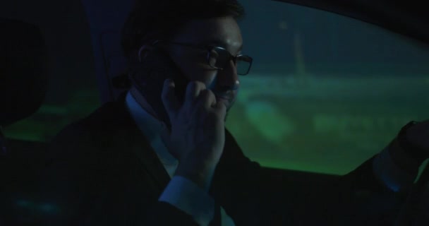 Homem telefonando e gritando enquanto dirige — Vídeo de Stock