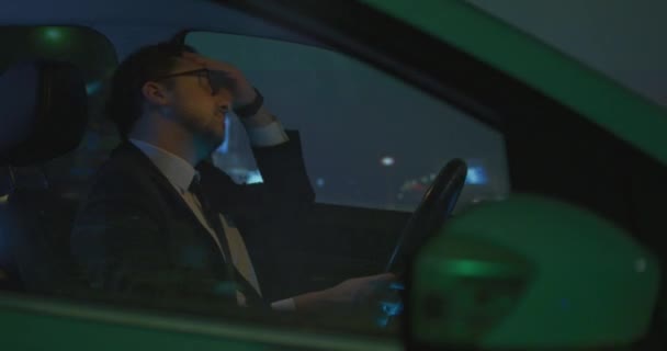 Sleepy man driving at night — Stok video